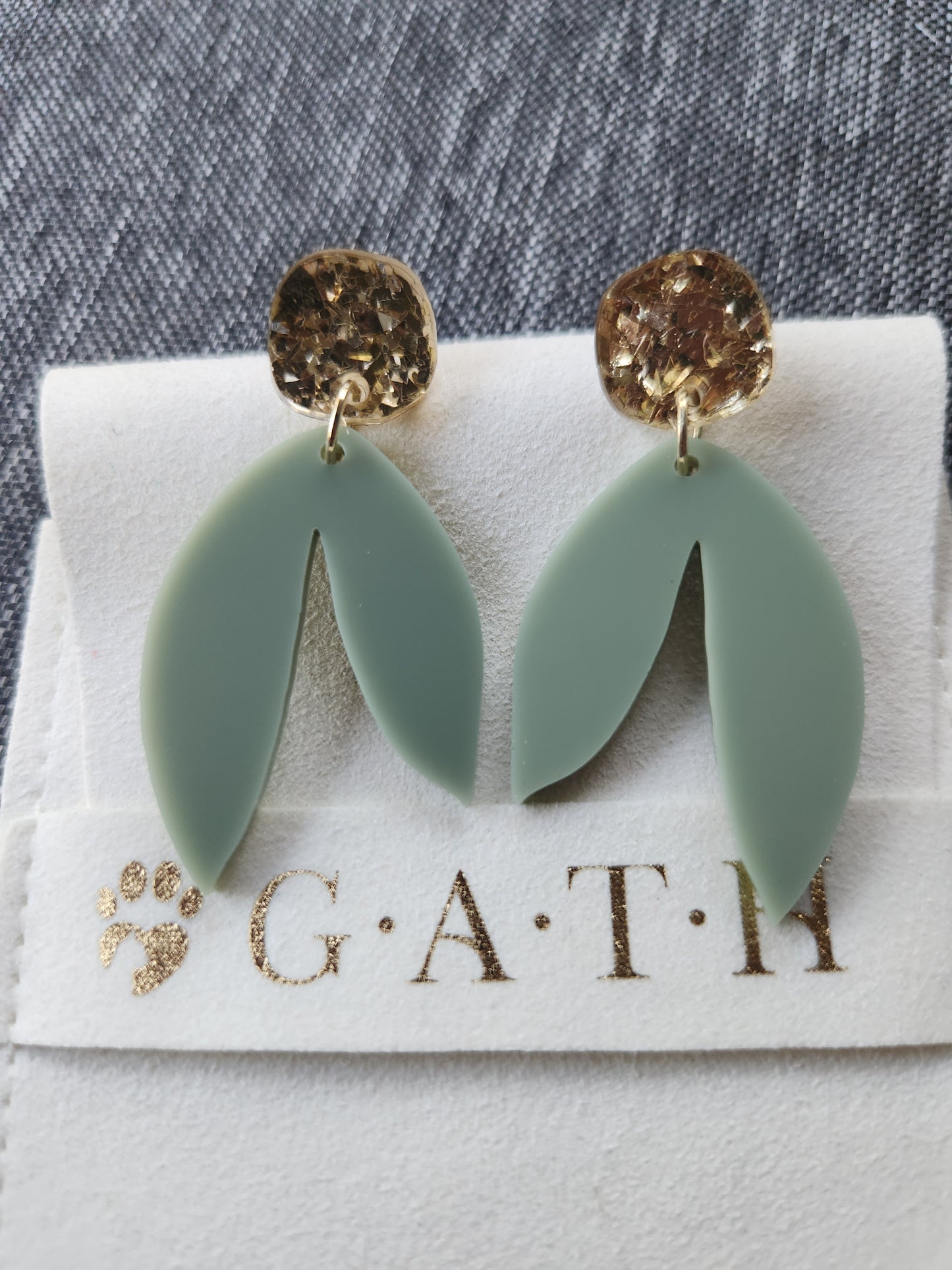Gum leaf glitter dangle stud earrings