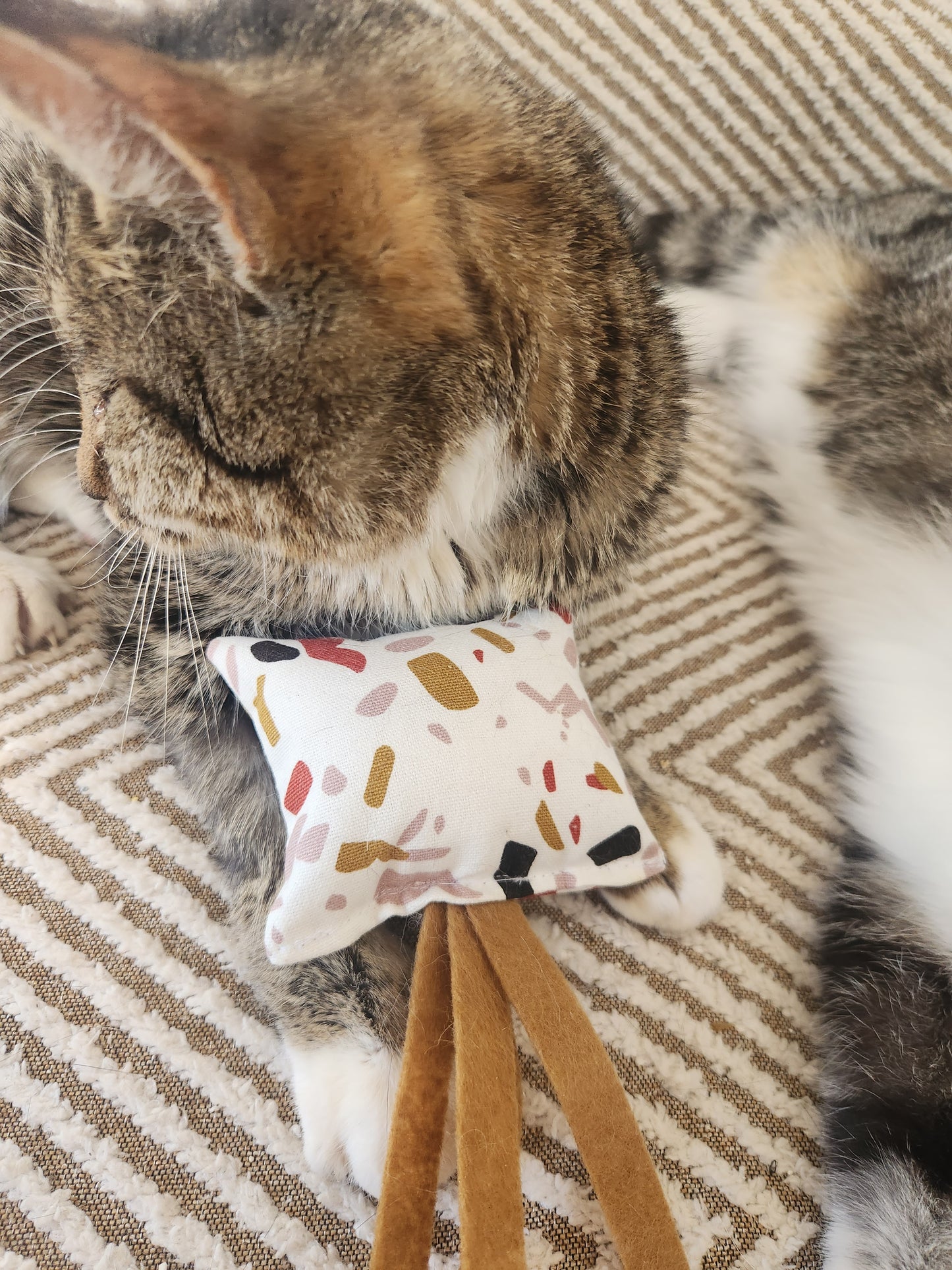 Cat kicker toys small (WHITE/MULTICOLOURED) - cat nip and silvervine infused