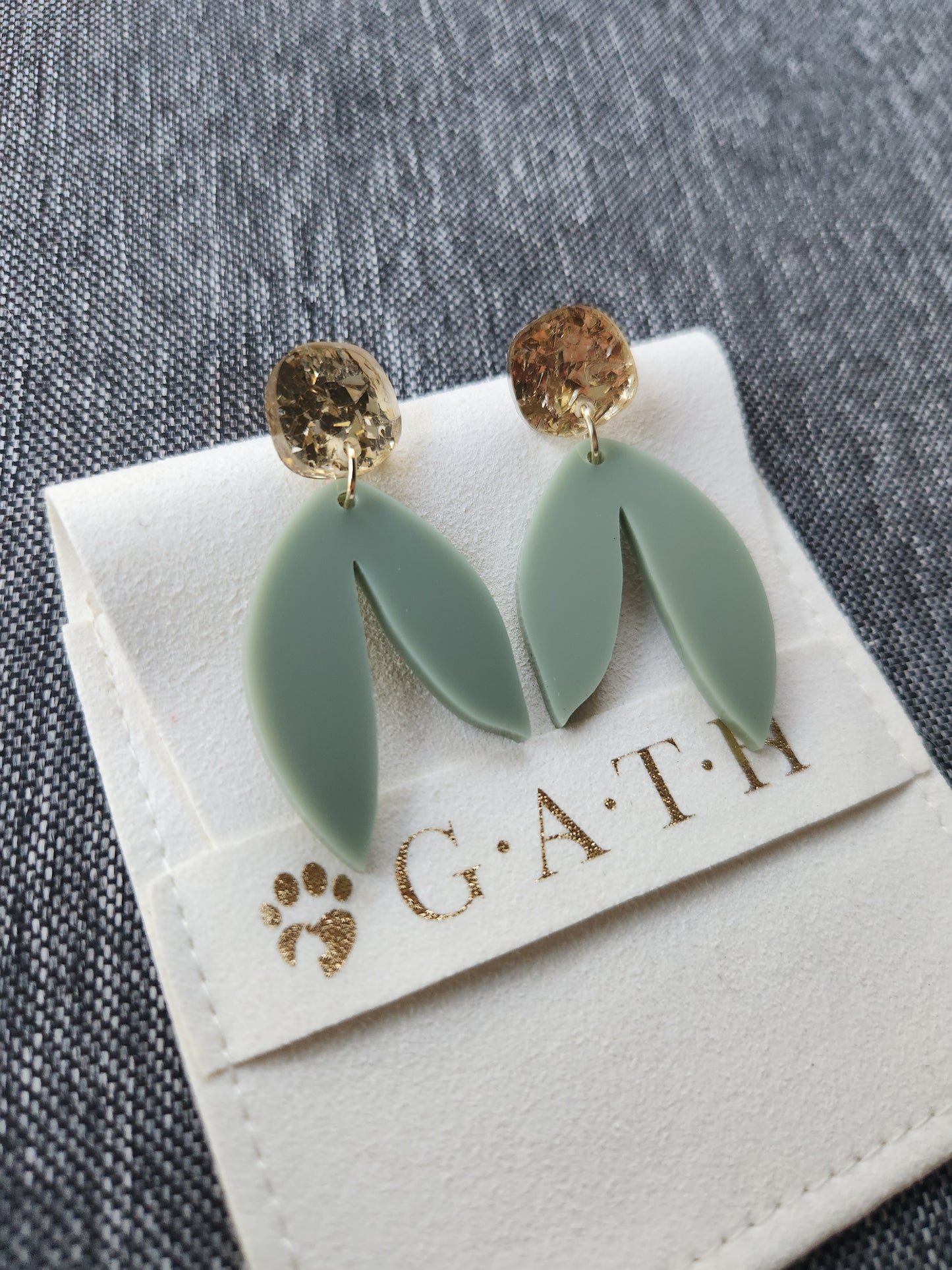 Gum leaf glitter dangle stud earrings